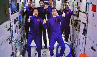 两名航天员太空互拍 两名航天员太空互拍